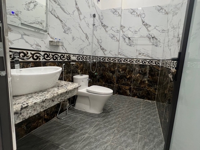 Cần bán nhà lô góc, 5 tầng, thang máy mới kính koong, kinh doanh đỉnh 6