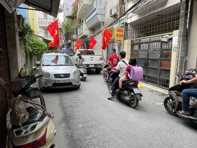 Cần bán nhà lô góc, 5 tầng, thang máy mới kính koong, kinh doanh đỉnh 7