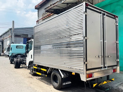 Xe tải Isuzu QKR230 thùng kín 3