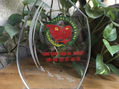 Chặn giấy pha lê logo trường sĩ quan chính trị bộ quốc phòng, tình trạng đẹp như hình, kt cao 18, 0