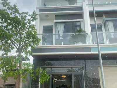 Nhà 1T 1L 1Tum đúc kiên cố ngay Ủy Ban phường Uyên Hưng 0