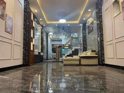 Nhà 1T 1L 1Tum đúc kiên cố ngay Ủy Ban phường Uyên Hưng 1