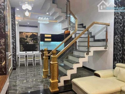 Nhà 1T 1L 1Tum đúc kiên cố ngay Ủy Ban phường Uyên Hưng 4