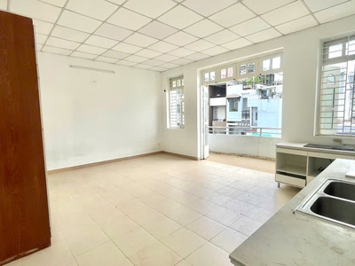 Cho thuê phòng Quận 7, đường Lâm Văn Bền. Phòng ban công, rộng 30m2 3