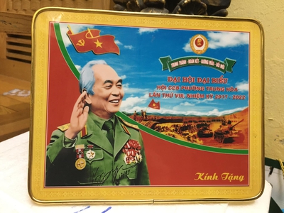 Tấm kỷ niệm  hội cựu chiến binh Việt Nam với hình ảnh đại tướng võ Nguyên Giáp và chiến dịch Điện 0