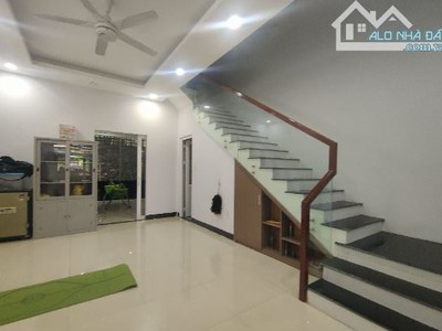 Cho thuê nhà 3 tầng đường Hoàng Thúc Trâm,gần tiểu la,hải châu.15tr/T 3