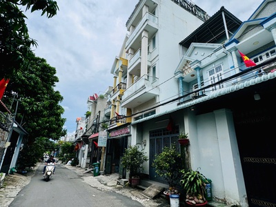 Ngộp bán gấp khách sạn 2 mặt tiền đường ta10  65m2, 5  tầng- p- thới an, quận12 2