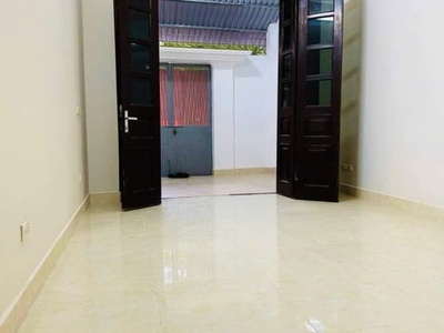 Cho thuê nhà ngõ ô tô Phố Phạm Tuấn Tài, Hoàng Quốc Việt 52m x 4T - 18 triệu 3