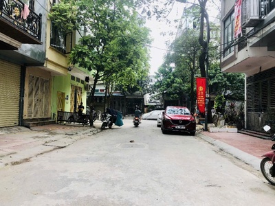 Bán nhá phu diên   dt 45m mt 3m nhà xây mơi 6 tầng thang  máy  mõi tầng một phong khép kín . 0