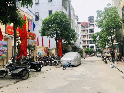 Bán nhá phu diên   dt 45m mt 3m nhà xây mơi 6 tầng thang  máy  mõi tầng một phong khép kín . 1