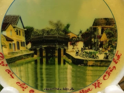Đĩa đá Chùa Cầu Hội An gồm cả đế, tình trạng như hình chụp, linh hồn khu phố cổ Hội An sầm uất, để 0