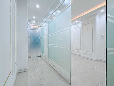 Cho thuê nhà 160 Trần Hưng Đạo, P Nguyễn Cư Trinh, Quận 1. Hầm, 6 lầu, thang máy chỉ 90tr 0