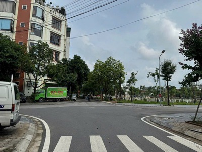 Bán đất đấu giá long biên - đường 14m có vỉa hè 3m - mt 5m - diện tích 85m - phù hợp xây tòa nhà 0