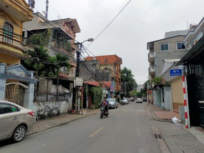 Chính chủ gửi bán đất phố giang biên, ô tô tránh cách 15m, dt 40m, mt 3.8m. giá hơn 3 tỷ. 0