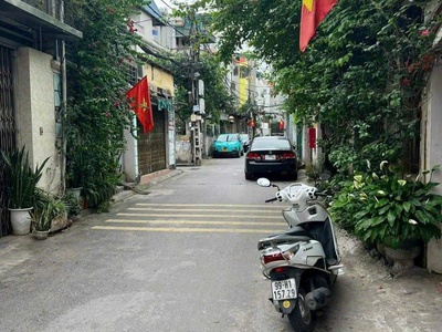 Chủ nhà đang cần tiền đành phải bán mảnh đất tại phường phúc lợi diện tích 35m2 đường trước đất 2m 0