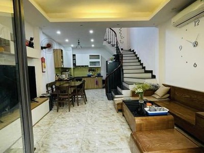 Bán nhà ngọc thuỵ, nhà dân xây 5t, 37m , 5 tỷ, full đồ, nhà đẹp, ô tô đỗ cổng 2