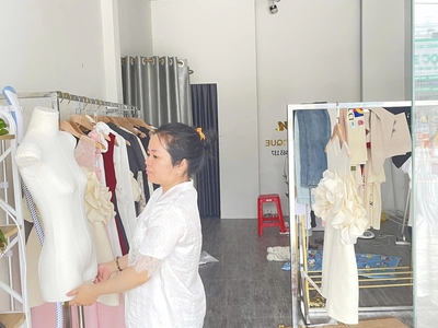 Em cần sang lại mặt bằng trống gần trường tiểu học bình thuận 1 khu dân cư đông đúc 1