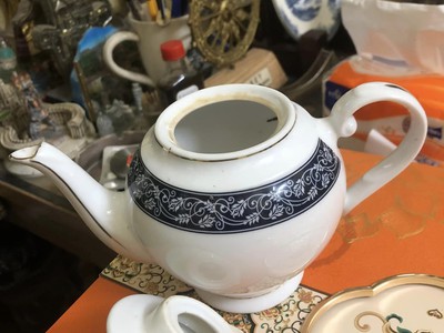 Ấm sứ cao cấp Hải dương trắng hoa dây 2 tầng, đẹp  như hình, kt 13x18,5x10cm. Giá bán: 200 k   ship 2