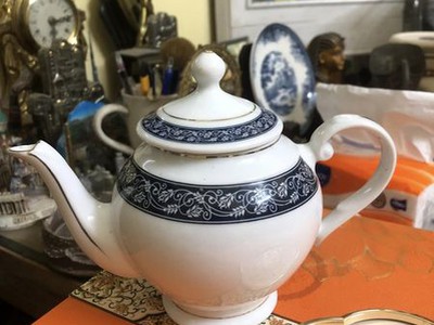 Ấm sứ cao cấp Hải dương trắng hoa dây 2 tầng, đẹp  như hình, kt 13x18,5x10cm. Giá bán: 200 k   ship 3