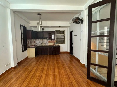 Cho thuê ở nhóm 7 người, vp công ty nhà ngõ ô tô phố nhân hòa, dt 36m2  - 5 tầng - gara ô tô - giá 0