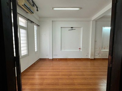 Cho thuê ở nhóm 7 người, vp công ty nhà ngõ ô tô phố nhân hòa, dt 36m2  - 5 tầng - gara ô tô - giá 4