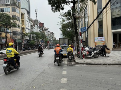 Bán nhà Lạc Long Quân, Cầu Giấy. 78mx 7 tầng, TM, MT 5m, 16PN, giá 15.8 Tỷ Ô TÔ VÀO NHÀ 0