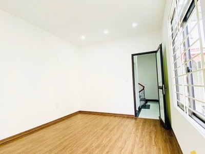 Bán nhà việt hưng 32m, 5 tầng, 4.45 tỷ, ô tô đỗ cổng, hàng xóm vinhome 3