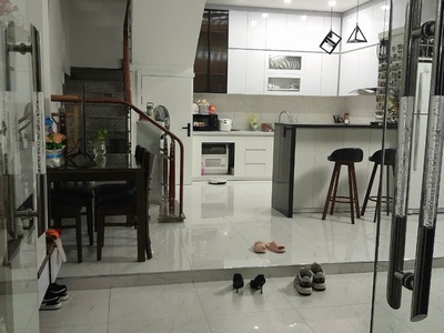 Cho thuê mặt ngõ Văn Cao, DT: 45m2, 3 phòng ngủ full đồ. 0