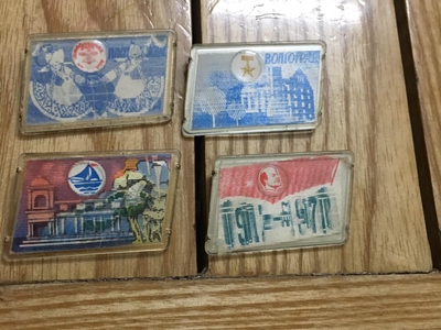 Huy hiệu Nga sưu tầm, chất liệu mica trên đế nhôm , có 2 hình khi thay đổi góc nhìn , giá bán 120k/c 1