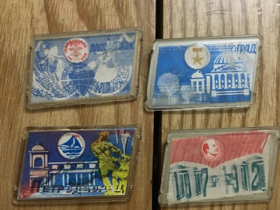 Huy hiệu Nga sưu tầm, chất liệu mica trên đế nhôm , có 2 hình khi thay đổi góc nhìn , giá bán 120k/c 0