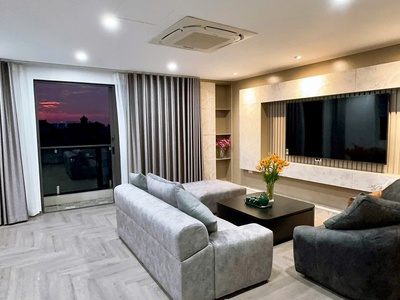 Chính chủ bán nhà 56m2 x 6 tầng lô góc, 2 xe ô tô vào nhà tại Long Biên, có thang máy, full nội thất 1