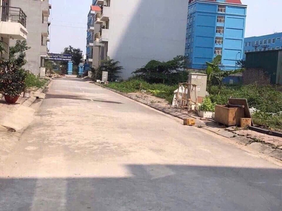 - bán lô đất dv  tân việt, hoài đức . - dt 55m mt 3.7m  .hướng tây nam sau thoáng . -  giá đầu tư 3