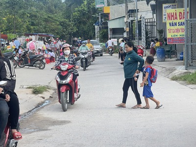 Chính chủ cần bán lô đất đẹp có 3 căn nhà đối diện nhà văn hóa xã mỹ hạnh bắc 1