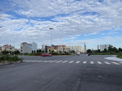 Cho thuê nhà tầng 1 , tầng 2 lô góc 2 mặt tiền, lô thường tại khu võ cường, bắc ninh. 0