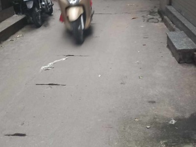 4 tỷ hơn xíu có nhà Đội Cấn. Nhà còn khá mới. 3 tầng, 2 ngủ, 3 vs. Bếp, sân phơi, ban công nhà. 3