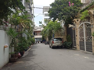 Cần bán căn biệt thự đường Điện Biên Phủ DT: 7x20m trệt 2 lầu ST có sân trước và sân sau giá 32 tỷ 0