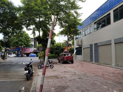 13triệu cho thuê mặt bằng kd phố sài đồng 60m. nhận nhà luôn. 1