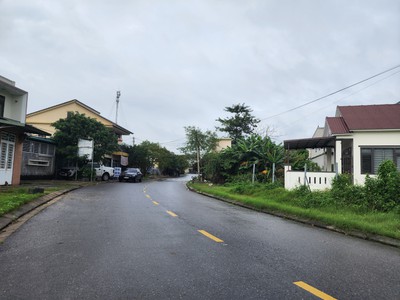 Bán lô đất cặp sát thế giới di động dân cư đông, 5x30 sổ sẵn giá 1 tỷ 1