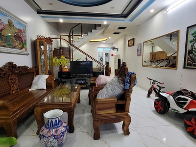 Cho thuê nguyên nhà 3 tầng trong ngõ Ngô Gia Tự, sân cổng riêng, sạch đẹp. 0