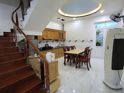 Cho thuê nguyên nhà 3 tầng trong ngõ Ngô Gia Tự, sân cổng riêng, sạch đẹp. 1