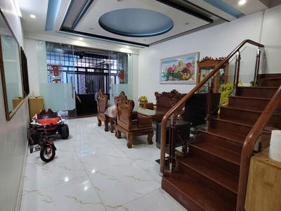 Cho thuê nguyên nhà 3 tầng trong ngõ Ngô Gia Tự, sân cổng riêng, sạch đẹp. 3