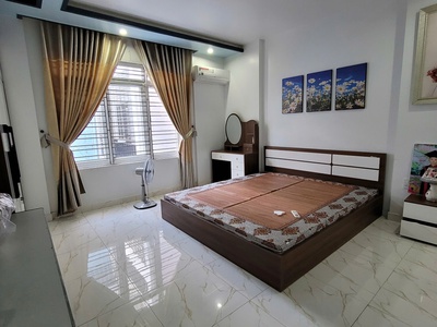 Cho thuê nguyên nhà 3 tầng trong ngõ Ngô Gia Tự, sân cổng riêng, sạch đẹp. 4