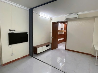 Chính chủ em cần căn tập thể tầng 1, 3 ngủ và 2wc, tại nguyễn trãi, siêu vip, mặt đường ô tô tránh 3