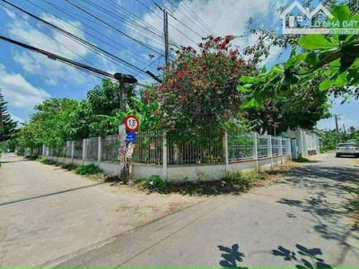 Góc 2mt đất 5300 m   đ. hương lộ 14 qh 70m gần trung tâm y tế long điền giá 6 tỷ 0