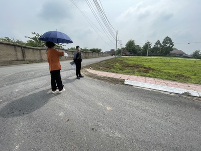 Chủ ngộp, bán gấp lô đất nền, thổ cư, sổ sẵn giáp ngay Quận 9 2