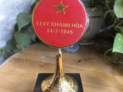 Biểu trưng kỷ niệm Lực lượng vũ trang Khánh Hòa, hiếm, chất liệu đồng hợp kim mạ, có đế để bàn, k 1