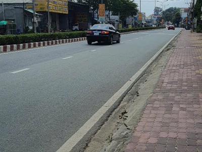 Bán đất thổ cư chính chủ ngay mặt tiền đường lớn dt744, diện tích 161,7 m2, thổ cư 100 m2. liên hệ 4