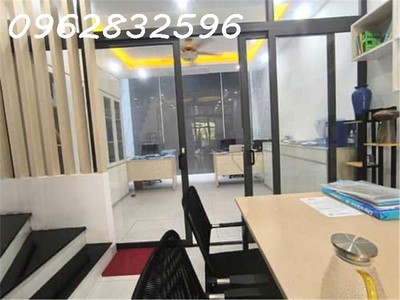 Bán nhà trần quốc hoàn 44m2, ô tô tránh nhau, hàng xóm giáo sư. giá 9,56 tỷ 2