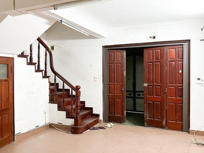 Cho thuê nhà ngõ ô tô Đường Bưởi , gần công viên Thủ Lệ Ba Đình 50m x 5T giá 16 triệu 0