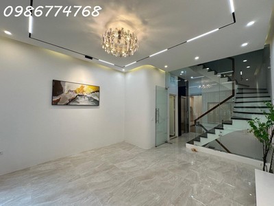 Chính chủ bán nhà mặt đường hoàng văn thái 90m2 6 tầng, thamg máy, ô tô vào nhà tiện làm văn phòng, 3